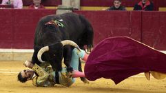 El torero Juan Jos�Padilla, cogido en la misma plaza en la que perdi� un ojo