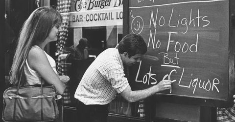 No hay luz, ni comida, pero si toda clase de licores. Un poco de humor en un bar durante el apagn de Nueva York en 1977
