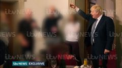 Boris Johnson levantando su copa en Downing Street el 13 de noviembre de 2020, en una de las fotos publicadas por la cadena  brit�nica ITV
