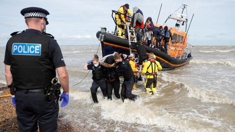 La polic�a fronteriza desembarca a inmigrantes rescatados en el canal de la Mancha en el puerto ingl�s de Dungeness.