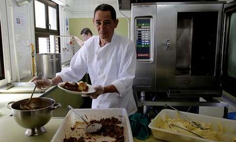 En las cocinas del servicio se atiende, de media, a un centenar de usuarios cada d�a. 