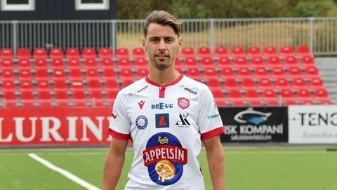 El canterano del Celta Kevin V�zquez posa con la camiseta de su nuevo equipo, el Thor island�s.