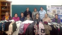 Participantes y profesora del curso de Mulleres Fervenza do Castelo posan con las prendas elaboradas.