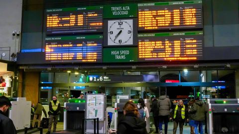 Paneles informativos sobre los vuelos cancelados en la estaci�n de trenes de Sevilla
