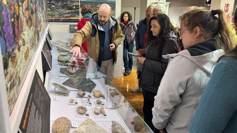 El t�cnico del geoparque Monta�as do Courel, Roi Sampedro, muestra a unos visitantes algunos de los ejemplares de minerales expuestos en el museo de Quiroga