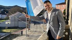 El alcalde, Andr�s D�az, anunciando el concurso con unos d�cimos de loter�a en la mano.