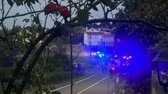 Los bomberos del parque de Betanzos se trasladaron a la zona del choque porque el turismo dej� una gran mancha de aceite en la calzada