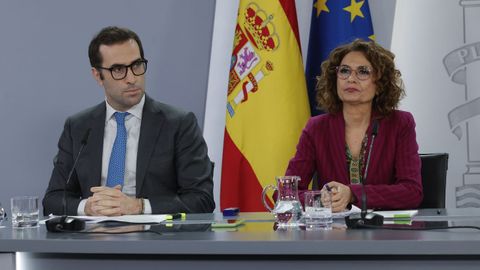 El ministro de Economa, Carlos Cuerpo, y la vicepresidenta primera y ministra de Hacienda, Mara Jess Montero, en la rueda de prensa tras el Consejo de Ministros.