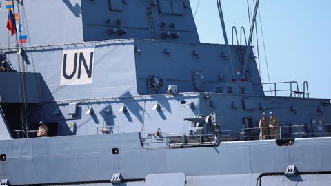 La tripulaci�n del buque alem�n lleva boinas azules y las siglas de las Naciones Unidas. 