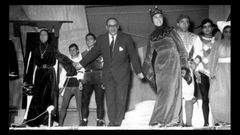 �lvaro Cunqueiro, en el centro, tras la representaci�n de una obra de teatro en 1959