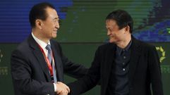 El presidente de Wanda, Wang Jianlin (izquierda) saluda al del grupo Alibaba, Jack Ma