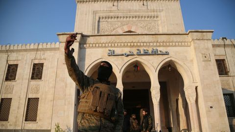 Un militar rebelde se hace un selfie frente a un edificio del Gobierno despus de tomar la ciudad de Hama, este viernes 