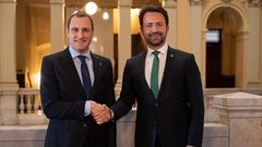 El diputado del Grupo Mixto-Foro, Adri�n Pumares, y el portavoz parlamentario y presidente del PP de Asturias, �lvaro Queipo, en la Junta General del Principado