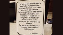 Cartel en favor del alojamiento de perros de los apartamentos Monterodiles