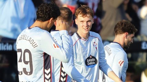 Williot Swedberg, celebrando con sus compa�eros el gol que marc� en el Celta-Athletic.