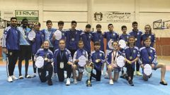 Los deportistas del Natural Sport posan con sus medallas y la copa de campeones.