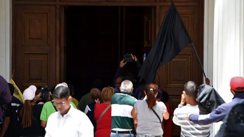 Partidarios de Nicols entrar en la sede de la Asamblea Nacional durante la sesin especial por el Da de la Independencia