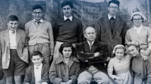 Don Ricardo, cos primeiros alumnos de Fingoi. Detr�s: Rosendo Figueroa, Emilio Vali�o del R�o, Pedro Fern�ndez, Jos� Luis Fer�ndez e Picocha Fern�ndez. Diante: Jos� Carlos Figueroa, Carmela Dad�n, Ricardo Carballo Calero, M� Carmen Gil e Pepa Carro. fotos: arquivo fingoi e antigos alumnos de fingoi