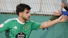 Escobar, con la palabra fe tatuada en su antebrazo, celebrando su doblete con la grada.