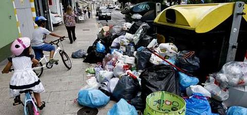 Imagen de basura en la calle de Fonti�as, en Lugo, la v�spera del fin de la huelga de basuras. 