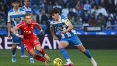 Riki, durante una pugna de bal&oacute;n en el partido entre el D&eacute;por y el C&oacute;rdoba.
