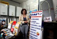 Charo Cami�a en su tienda de aparatos de climatizaci�n, situada en Mea�o.