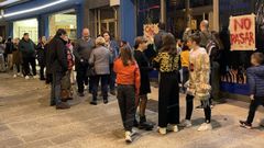 Colas en la casa del Terror de Catabois, en el marco de la programaci�n del Kil�metro del Terror.