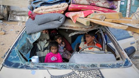 Una familia palestina huye de los bombardeos israeles ejecutados en Jan Yunis, Gaza.