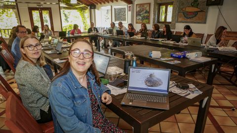 Los participantes del proyecto Dibest en una jornada en la casa Entre os Ros, en A Pobra