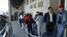 Imagen de la cola para presentar solicitudes de regularizaci�n de inmigrantes en el Instituto Social de la Marina, en Vigo