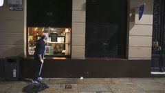 Al anochecer, las calles de Ferrol se quedan vac�as tras el cierre de la hosteler�a