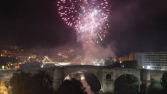 Imagen de archivo de fuegos artificiales en los cielos de Ourense