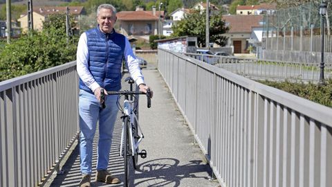 Blanco Villar, fotografado nunha ponte en Padrn, onde dirixe un equipo de ciclismo