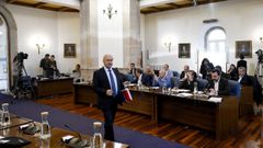 El presidente de la Diputacin de Lugo, Jos Tom, antes de comenzar el pleno provincial