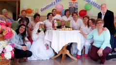 Jos� Fern�ndez Prieto, en el centro de la imagen, durante la fiesta de su centenario