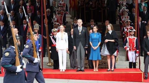 La princesa Leonor, los reyes y la infanta Sofa a la salida tras el acto de jura de la Constitucin