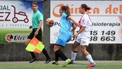 Yaiza protege el baln ante la presin de una rival.