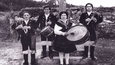 Ecl�ptica, en el centro, con sus compa�eros de Os Rosales. En la izquierda de la foto, su marido,�Jos� Romero,�compositor de una de las piezas m�s bailadas en las fiestas gallegas,��A camposa�