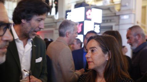 La alcaldesa de A Coruña, Inés Rey, conversa con Ángel Fernández, CEO de la compañía Saur Spain Gestagua.