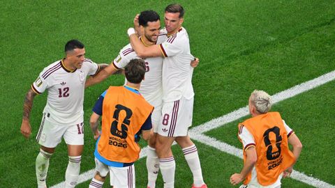 Varios jugadores de Espa�a celebran el gol de Merino ante Portugal.