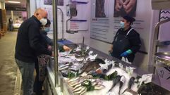 Clientes en la pescader�a en la jornada de apertura, en mayo del 2021
