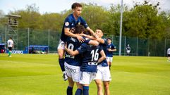 Los jugadores del Vetusta celebran uno de los goles al Rayo Cantabria