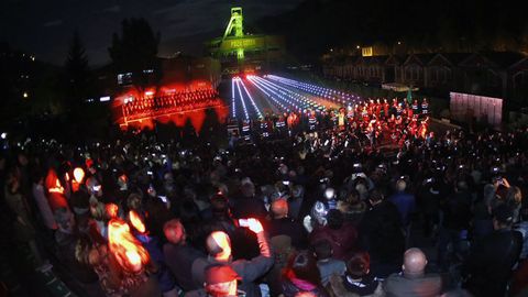 M�s de dos mil personas llenaron el Pozo Sot�n para rendir tributo a los mineros muertos en accidente, en un espect�culo de luces y m�sica.M�s de dos mil personas llenaron el Pozo Sot�n para rendir tributo a los mineros muertos en accidente, en un espect�culo de luces y m�sica