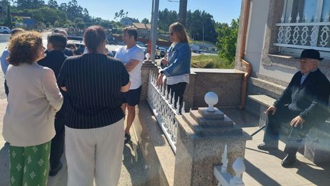 Antonio Seoane, de blanco, y Blandina Varela, de chaqueta vaquera, exponiendo los daños en sus viviendas.