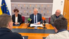 El alcalde, en el centro, en la rueda de prensa en la que anunci� que se retoma el plan