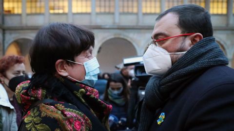 El presidente del Principado de Asturias, Adrián Barbón, y la presidenta de la asociación de ucranianos de Asturias, Olena Kosenko