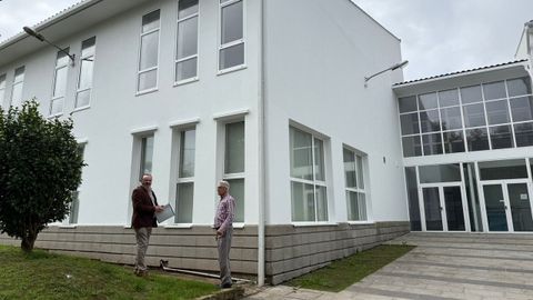 El alcalde, Eduardo Parga, y el concejal Miguel Fern�ndez ante la Casa do Oleiro de Bu�o