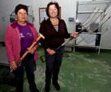 <span lang= es-es >Herramientas de lucha</span>. Luisa y Mari Carmen, en O Grove, con una pala manchada de fuel y la horquilla que sobrevivi� al chapapote.
