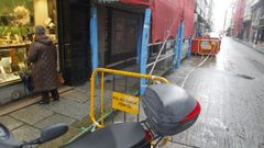 Uno de los andamios de la calle de la Iglesia y otro unos metros m�s adelante en la otra acera