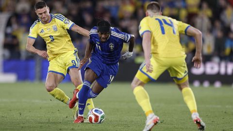 Imagen de un partido clasificatorio para el Mundial 2026 entre Suecia y Ucrania.